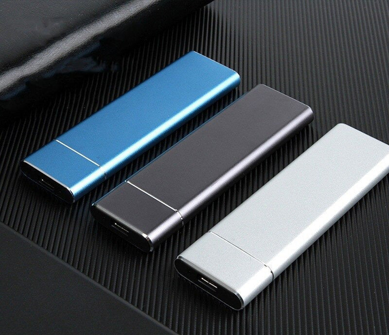 Trois clés USB rectangulaires en métal bleu, noir et argent sur fond noir texturé. Accessoires de stockage de données modernes et élégants.
