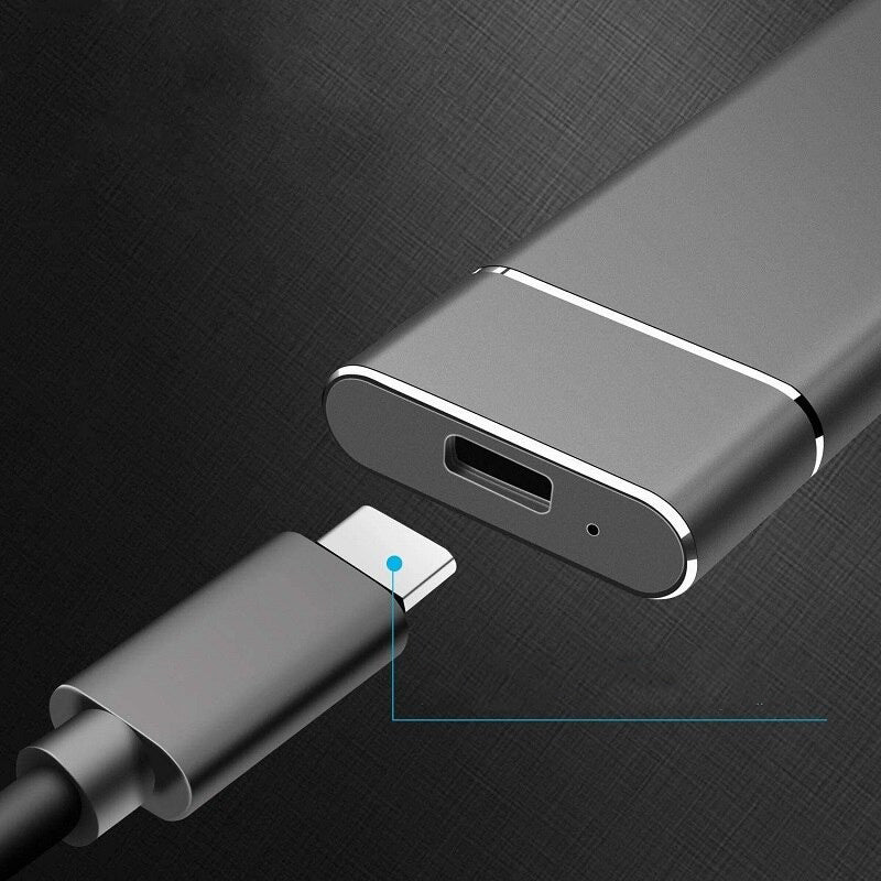 Câble USB-C et adaptateur gris foncé sur fond texturé noir, connectivité rapide, technologie moderne, accessoires électroniques, chargeur portable.