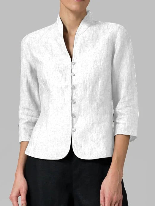 Blazer femme blanc en lin, manches trois-quarts, col mao, boutons devant. Élégant et moderne, idéal pour tenues professionnelles ou décontractées.