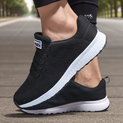 Chaussures de course noires pour homme sur route, semelle blanche antidérapante, confortables et légères, idéales pour jogging et sport en plein air.