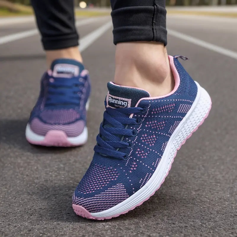 Chaussures de course bleues et roses pour femme sur route, semelle blanche, design respirant, idéales pour jogging et fitness en extérieur.