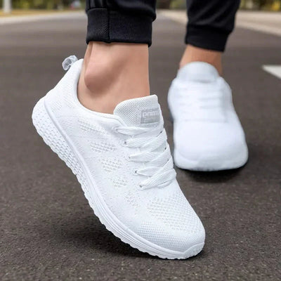 Chaussures de sport blanches pour homme sur route, design moderne et confortable, idéales pour la course et le fitness. Sneakers légères et respirantes.