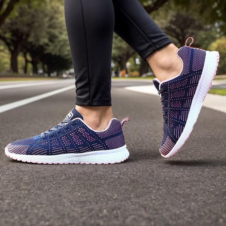 Chaussures de course bleues et roses sur route, portées par une personne en leggings noirs. Idéal pour le jogging, fitness, sport en plein air.