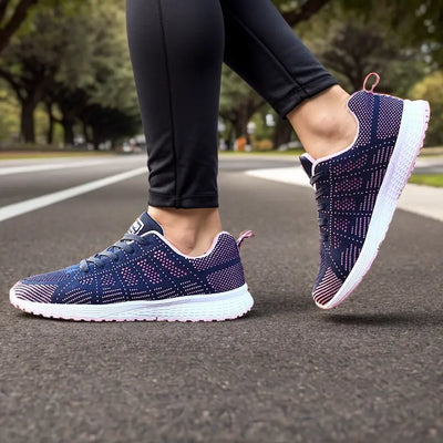 Chaussures de course bleues et roses sur route, portées par une personne en leggings noirs. Idéal pour le jogging, fitness, sport en plein air.