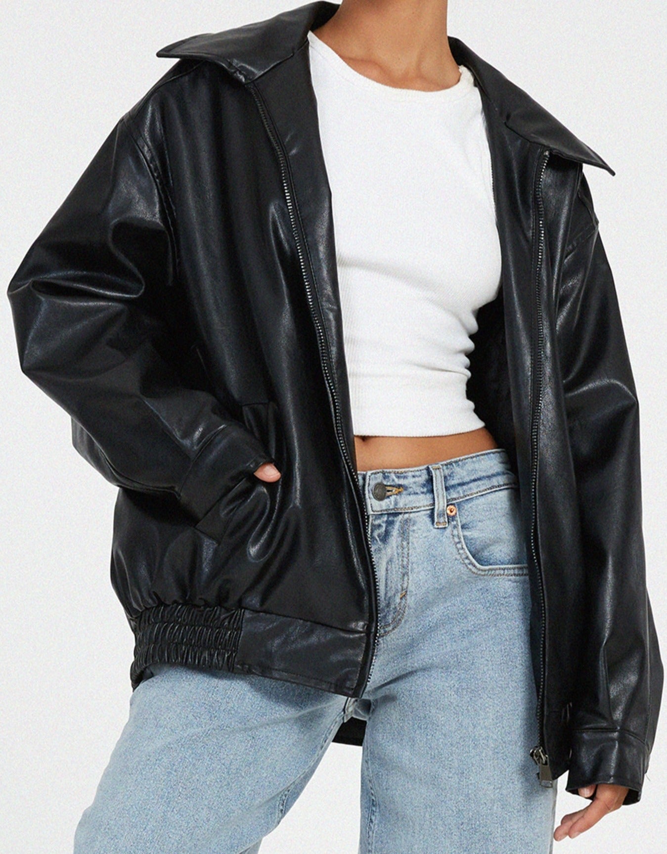 Elegante chaqueta de cuero extragrande: cómoda y moderna para el día a día.