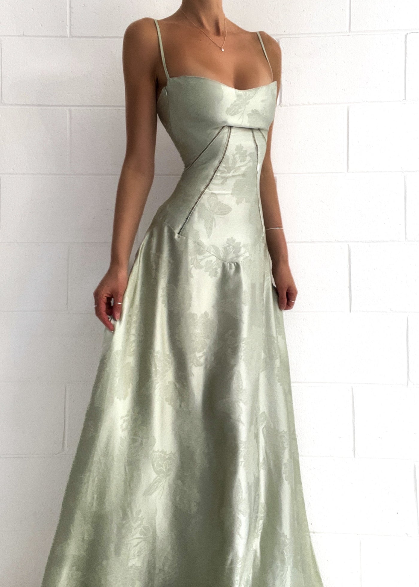 Maxi-robe satinée | Bretelles spaghetti & design cintré | Glamour élégant