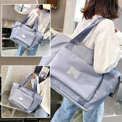 Sac à main violet élégant porté par une femme, design moderne avec étiquette blanche, idéal pour la mode urbaine et les sorties quotidiennes.