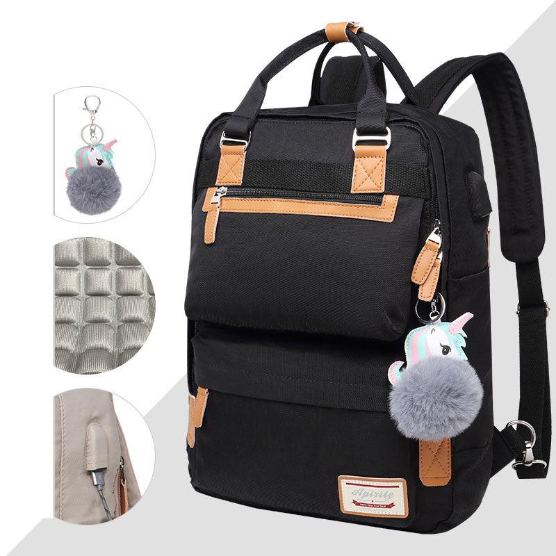 Sac à dos noir élégant avec détails en cuir marron, porte-clés licorne, poches multiples, bretelles ajustables et tissu résistant.