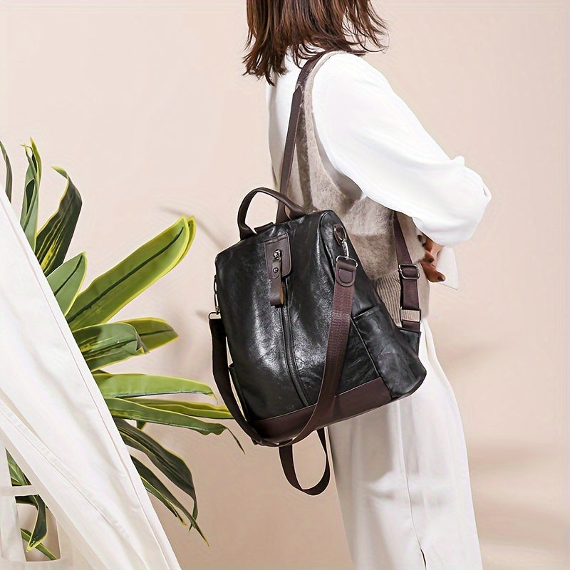 Sac à dos en cuir noir élégant porté par une femme, style moderne et chic, idéal pour le travail ou les voyages. Accessoire mode tendance.