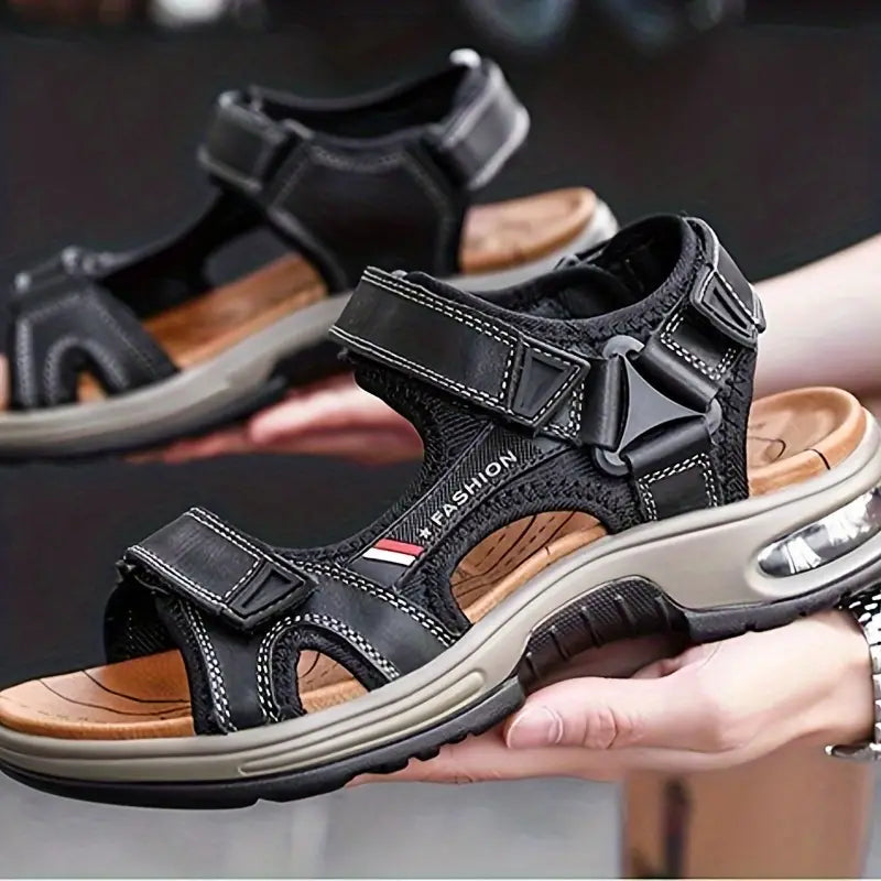 Sandales de sport noires pour hommes, semelle épaisse, design moderne, confort optimal, ajustables avec scratch, idéales pour l'été et la randonnée.