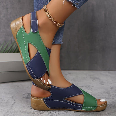 Sandales femme bleu et vert, semelle compensée en bois, portées avec un jean. Chaussures d'été élégantes et confortables, tendance mode.