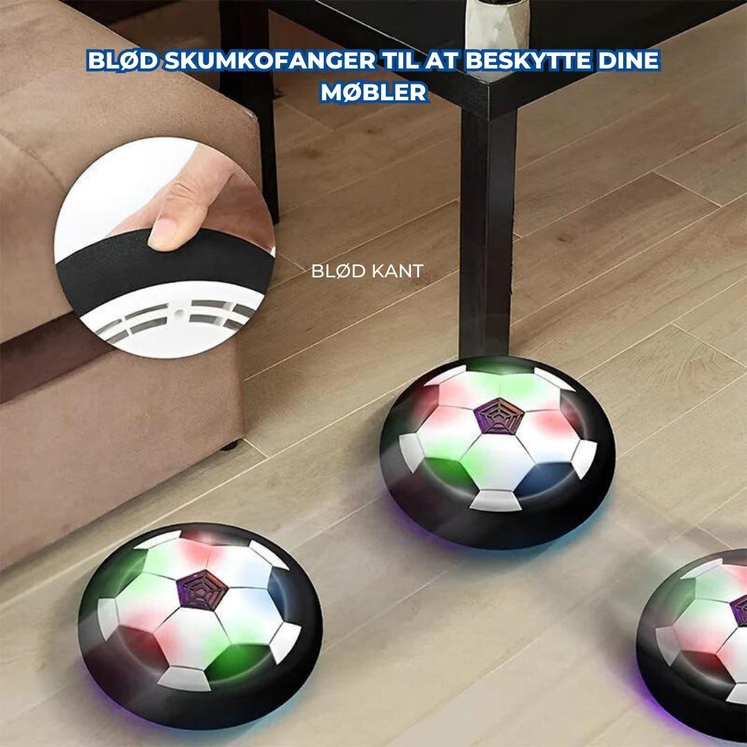 Ballon de football lumineux flottant sur sol en bois, avec bord en mousse douce pour protéger les meubles. Jouet interactif pour enfants.