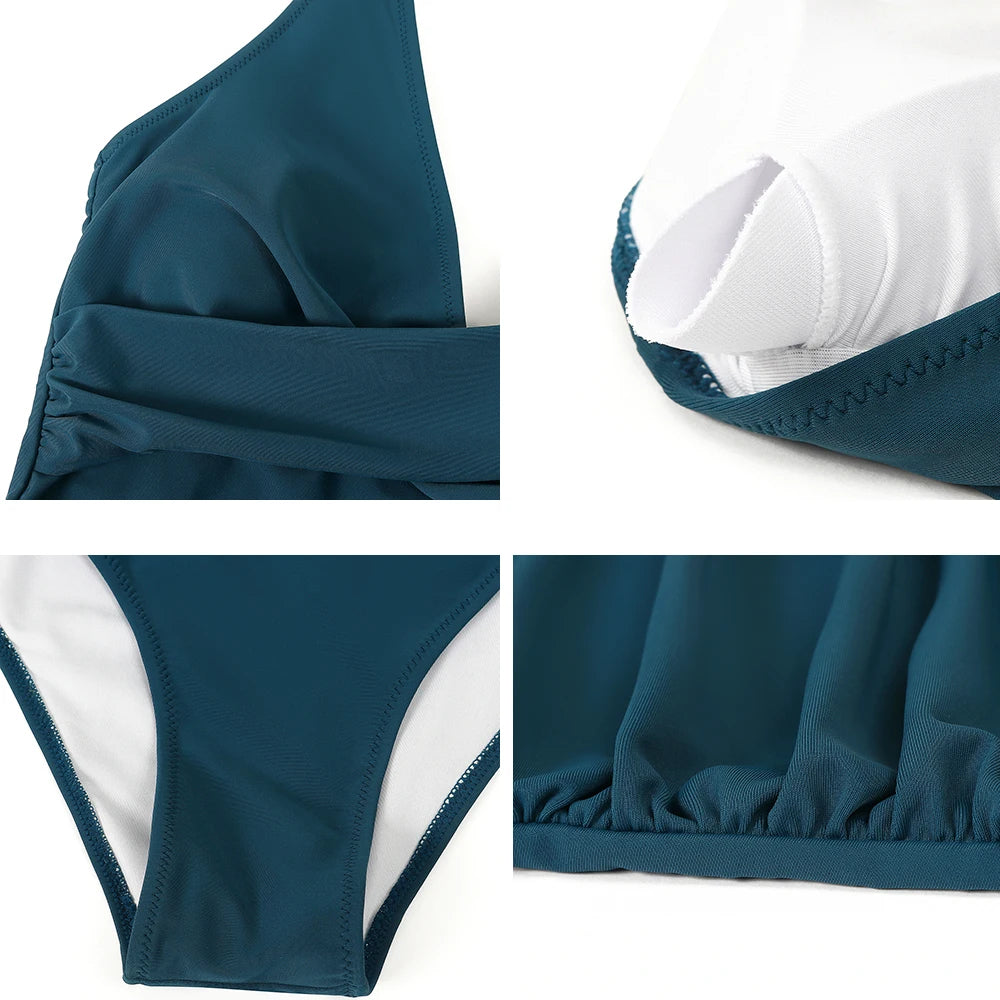 Détails d'un maillot de bain bleu foncé, tissu texturé, coutures renforcées, doublure blanche, design élégant et moderne, mode plage femme.