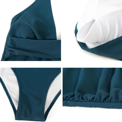 Détails d'un maillot de bain bleu foncé, tissu texturé, coutures renforcées, doublure blanche, design élégant et moderne, mode plage femme.