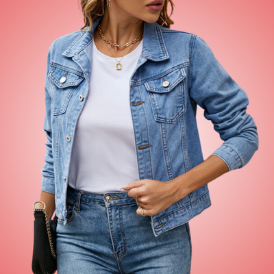 Veste en jean bleu clair pour femme, portée avec un t-shirt blanc et un jean assorti, sur fond rose. Mode décontractée, tendance et élégante.