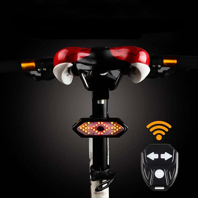Feu arrière de vélo intelligent avec télécommande sans fil, affichage LED, monté sous une selle rouge et noire, sécurité cycliste.