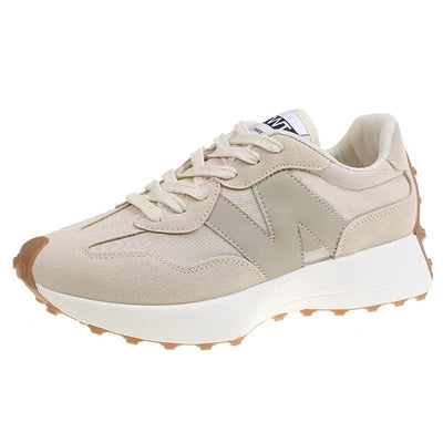Sneaker beige moderne avec semelle épaisse blanche, détails en cuir et textile, design tendance pour homme et femme, idéal pour la mode urbaine.