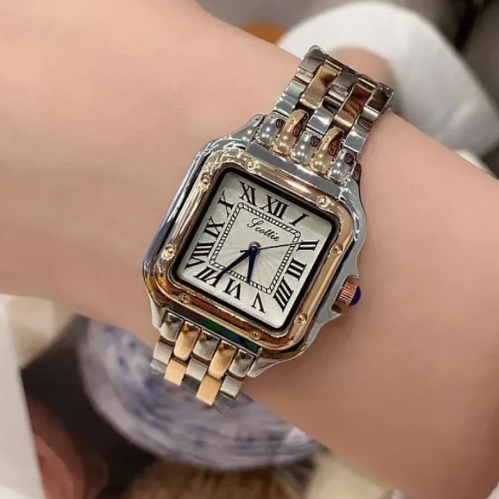 Montre-bracelet élégante en acier inoxydable bicolore, cadran carré blanc avec chiffres romains noirs, sur poignet. Accessoire mode luxe.