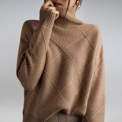 Femme portant un pull en laine marron à col roulé et motif losange, style automne-hiver, mode féminine élégante et confortable.