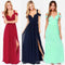 Elegante vestido de mujer con hombro descubierto, abertura en largo maxi y motivo otoñal