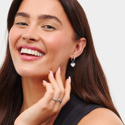 Boucles d'oreilles Huggie en quartz blanc