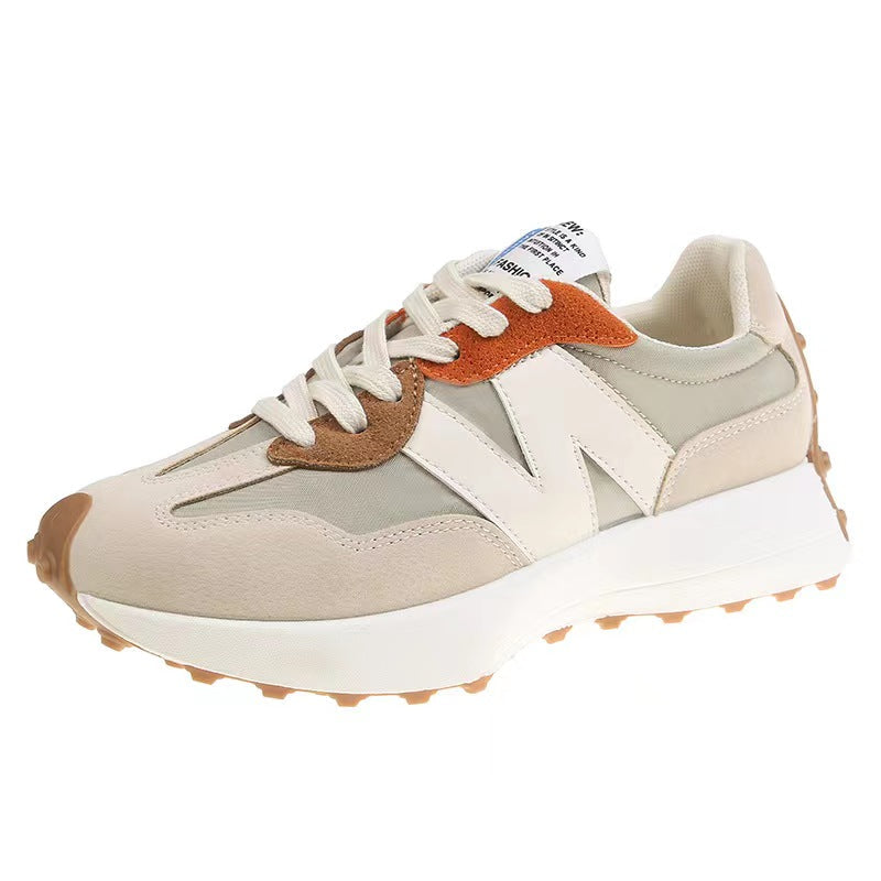 Sneaker beige et blanche avec détails marron et semelle épaisse, design moderne et confortable, idéale pour la mode urbaine et le sport.