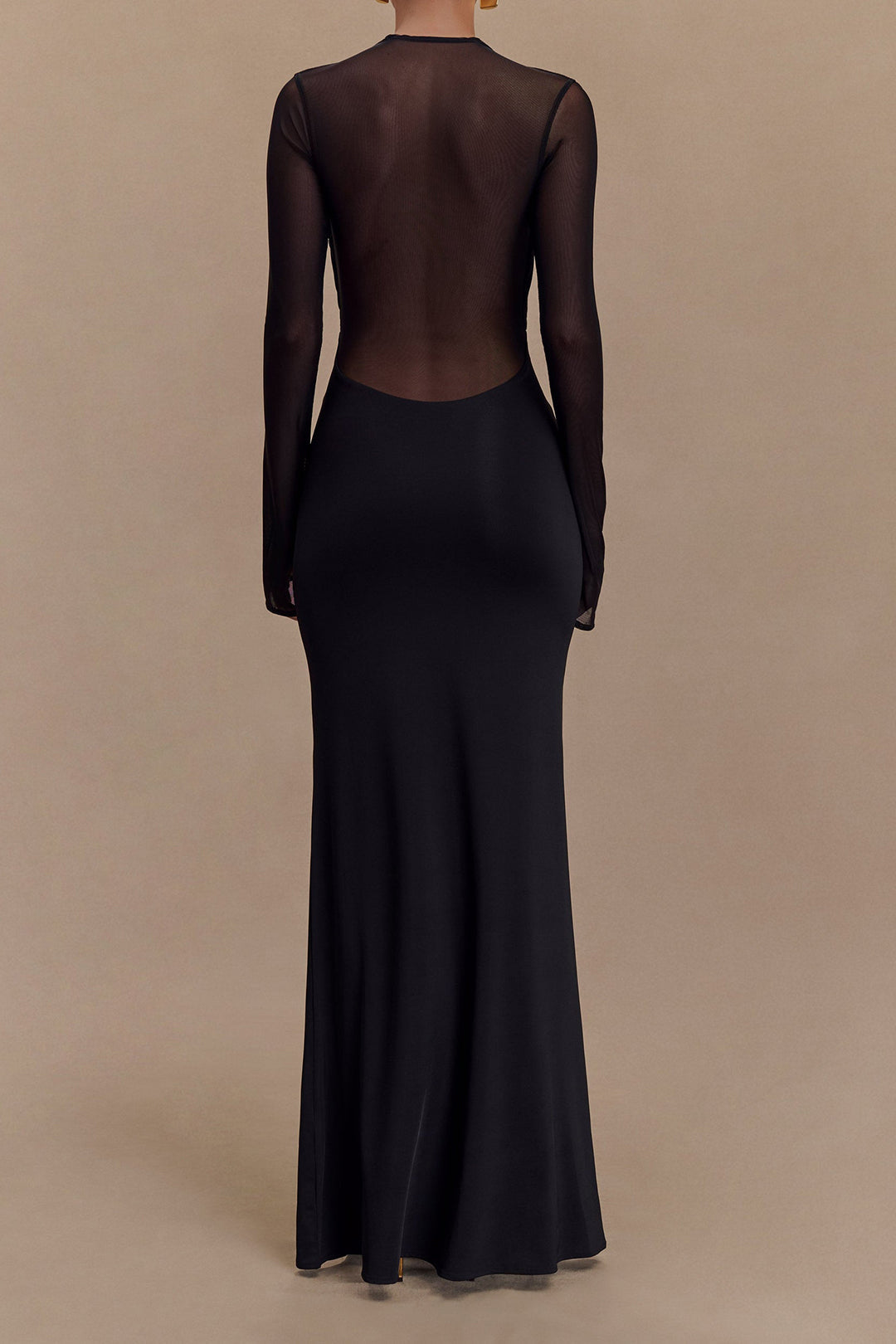 Robe longue noire élégante à manches longues et dos transparent, style chic et moderne, idéale pour soirées et événements formels.