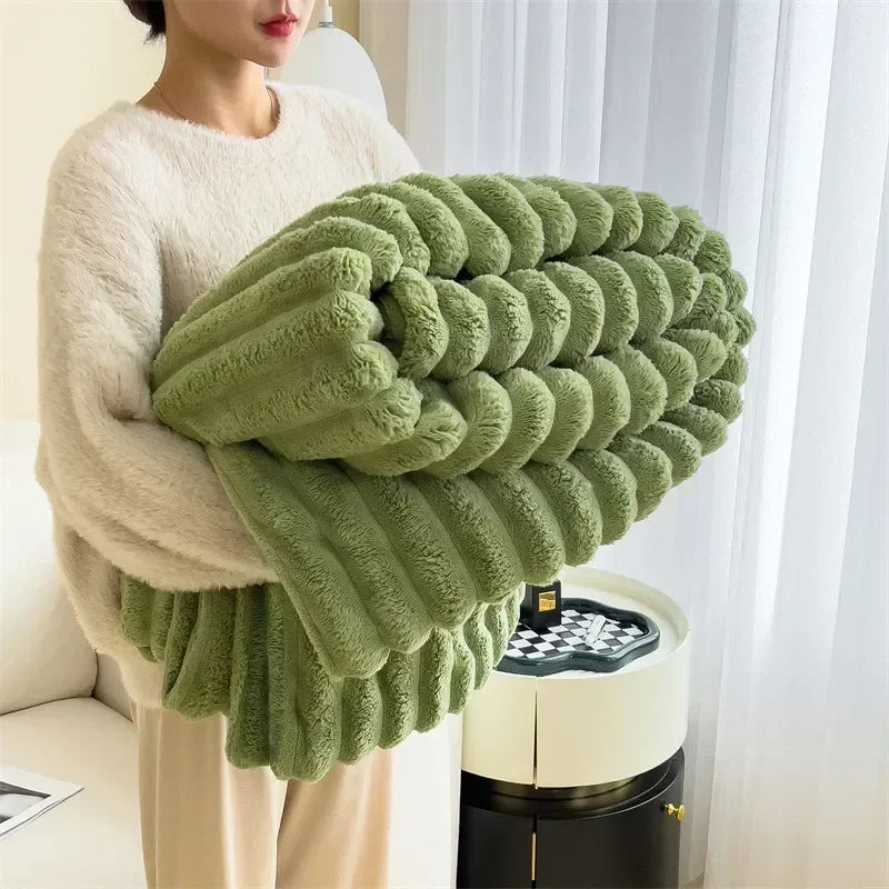 Femme tenant une couverture en fausse fourrure verte, douce et moelleuse, dans un salon moderne. Décoration intérieure, confort, textile maison.