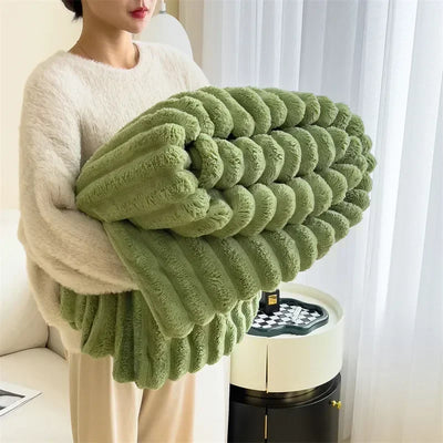 Femme tenant une couverture en fausse fourrure verte, douce et moelleuse, dans un salon moderne. Décoration intérieure, confort, textile maison.