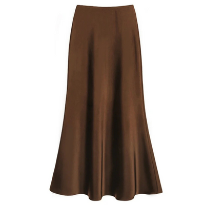 Jupe longue marron en satin, élégante et fluide, idéale pour un look chic et tendance. Mode féminine, vêtement automne-hiver.