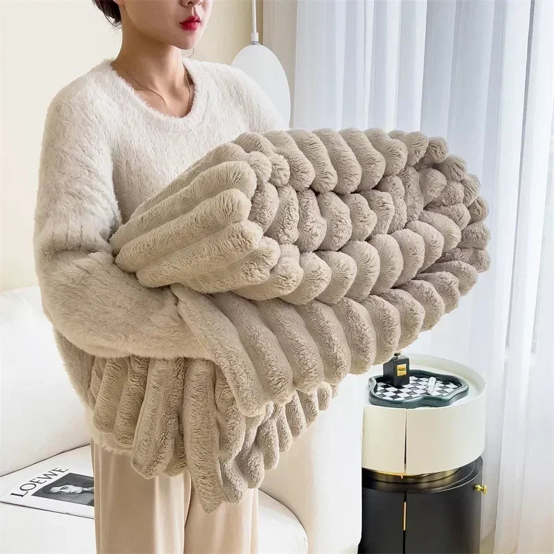 Femme tenant une couverture en fausse fourrure beige, douce et moelleuse, dans un salon moderne. Décoration intérieure élégante et confortable.