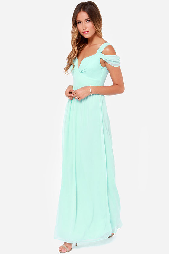 Robe longue turquoise élégante, épaules dénudées, portée par une femme. Mode féminine, tenue de soirée chic, style glamour.