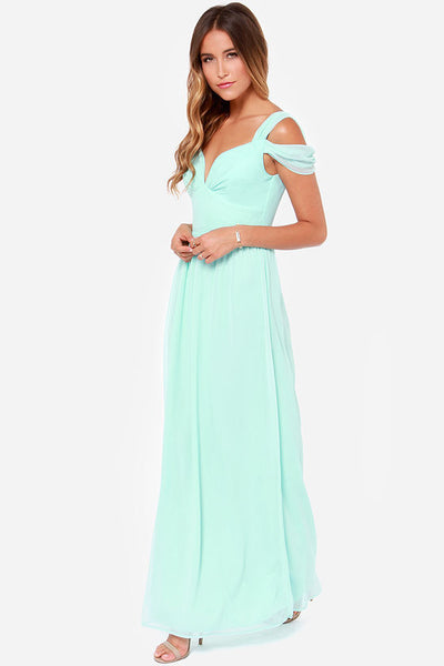 Robe longue turquoise élégante, épaules dénudées, portée par une femme. Mode féminine, tenue de soirée chic, style glamour.