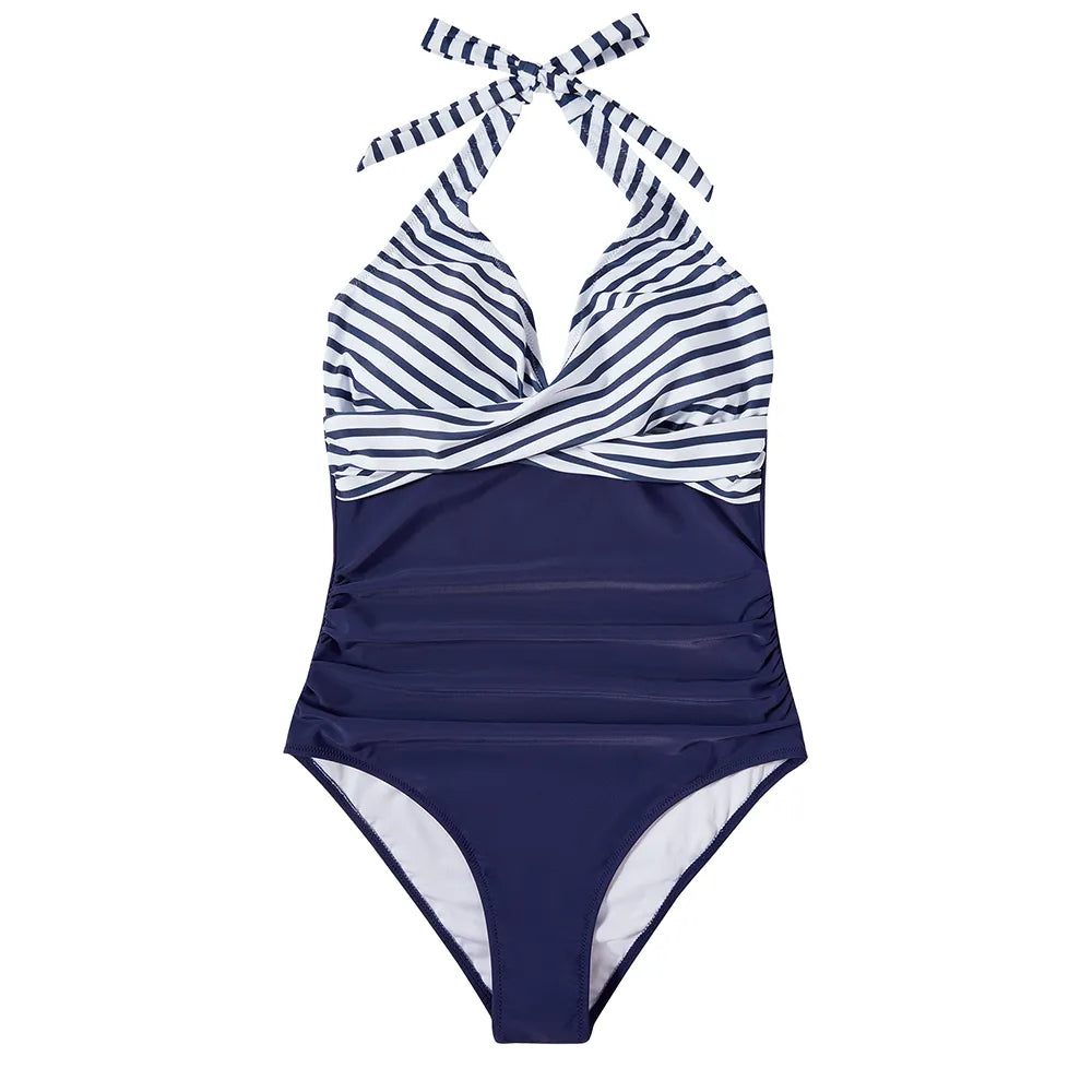 Maillot de bain une pièce bleu marine à rayures blanches, style dos nu, élégant et moderne, idéal pour la plage ou la piscine.