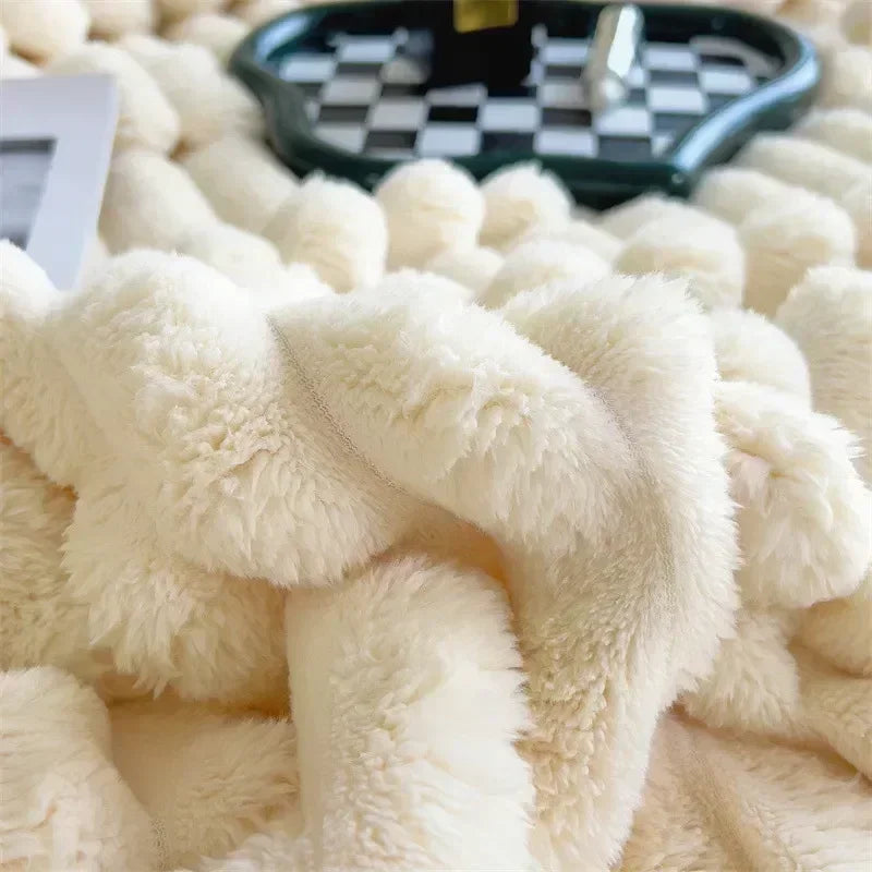Plaid en fausse fourrure beige douce et moelleuse, texture luxueuse, idéal pour décoration intérieure et confort, fond avec échiquier flou.