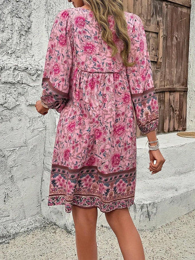 Mignonne mini robe avec col en V