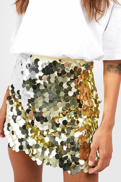 Jupe à sequins dorés et argentés, tenue de soirée chic, mode féminine tendance, style glamour, vêtement brillant, look moderne et élégant.