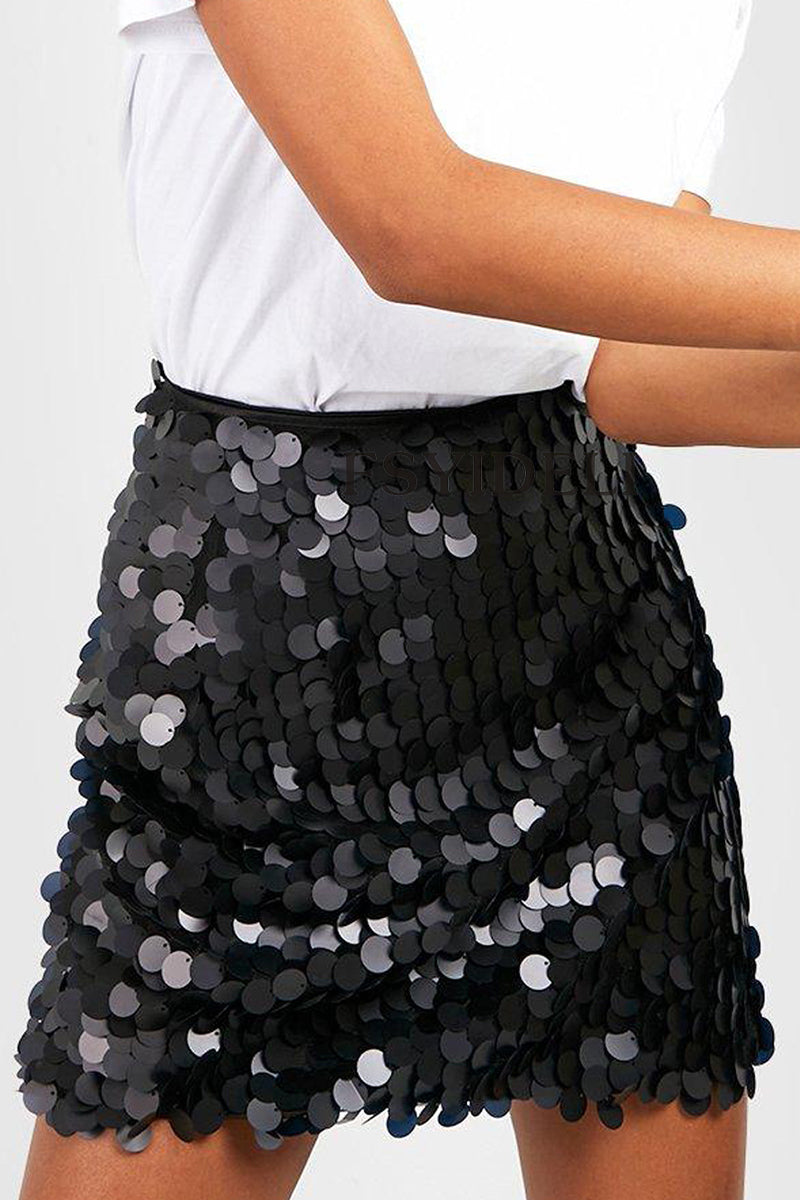 Jupe noire à sequins brillants portée avec un t-shirt blanc, mode féminine élégante, tenue de soirée tendance, style chic et moderne.