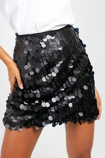 Jupe à sequins noirs étincelants portée par une femme, mode élégante et tendance, tenue de soirée chic, style glamour et moderne.