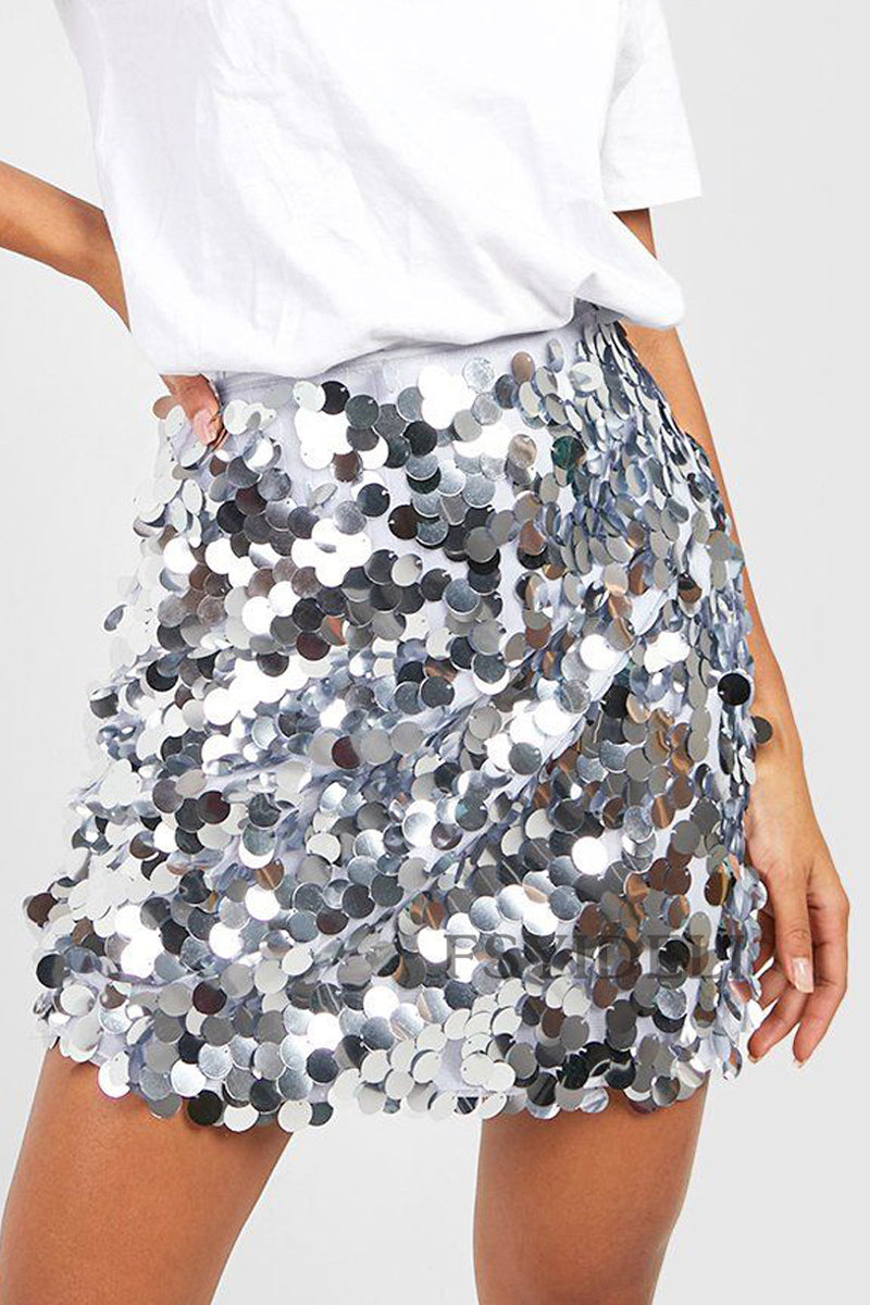 Jupe à paillettes argentées étincelantes portée avec un t-shirt blanc, mode tendance, style chic et glamour, tenue de soirée élégante.