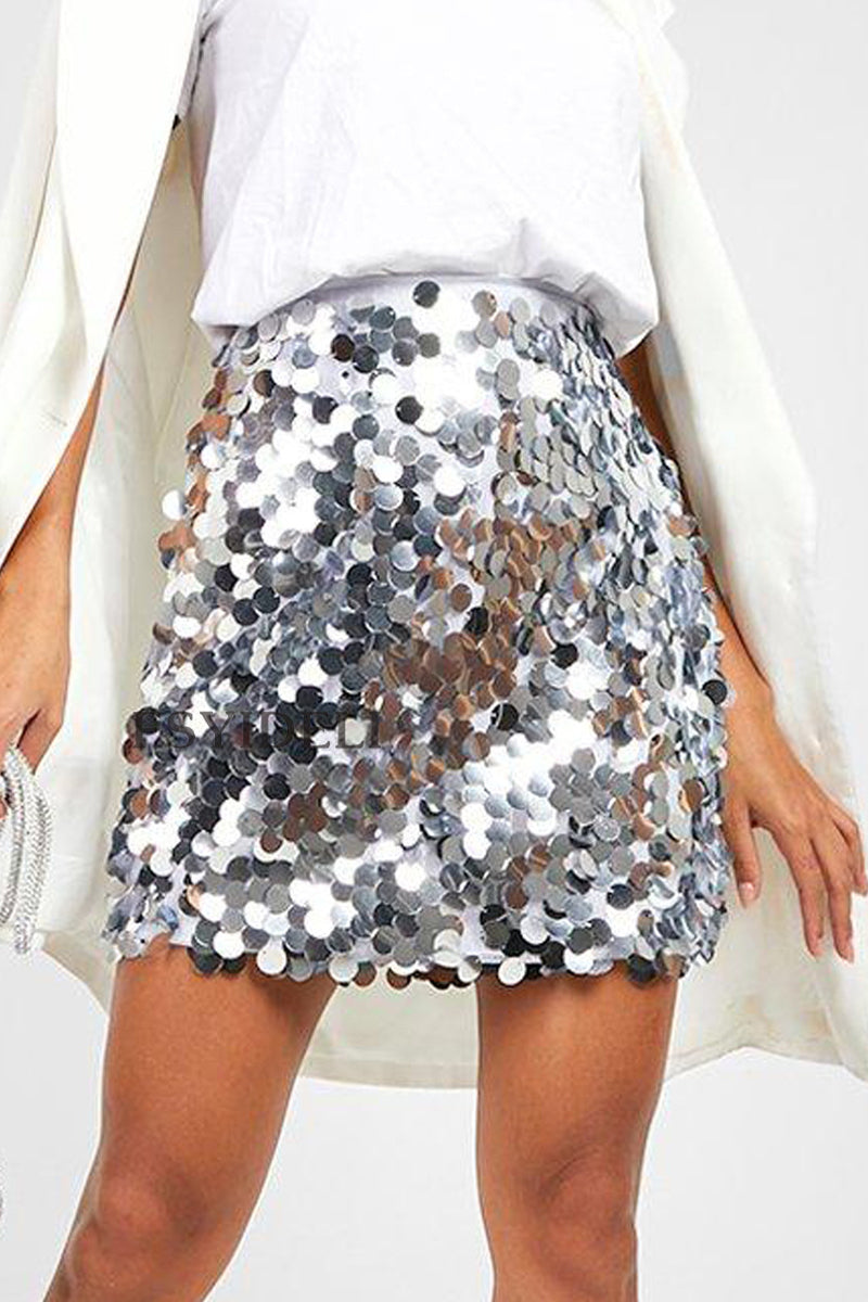 Jupe à sequins argentés étincelants portée avec un haut blanc, mode tendance, style chic et glamour, tenue de soirée élégante.