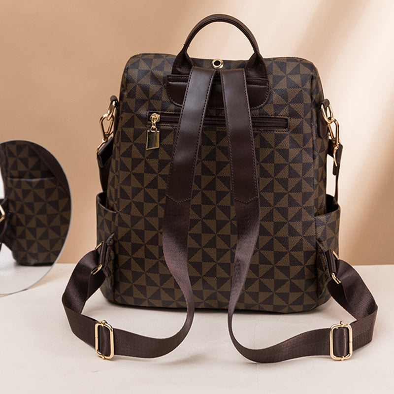 Sac à dos en cuir marron avec motif géométrique, bretelles ajustables, poches latérales et fermeture éclair dorée. Accessoire mode élégant et pratique.