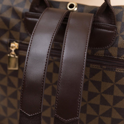 Sac à dos en cuir marron avec motif géométrique, fermeture éclair dorée et bretelles robustes. Accessoire mode élégant et pratique.