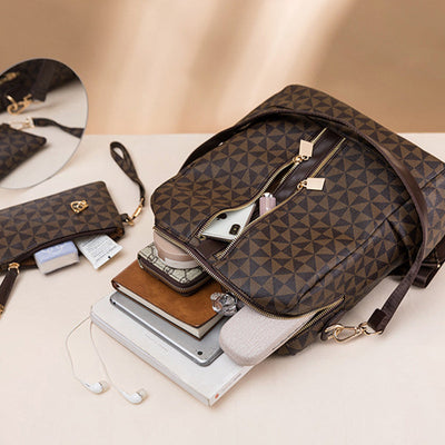Sac à dos en cuir marron à motifs géométriques, ouvert, contenant un smartphone, des livres, un portefeuille et des écouteurs, sur fond beige.