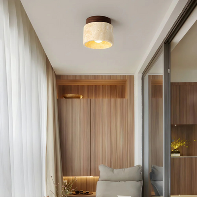 Plafonnier moderne en pierre beige dans un salon élégant avec rideaux blancs et mobilier en bois, éclairage intérieur design.