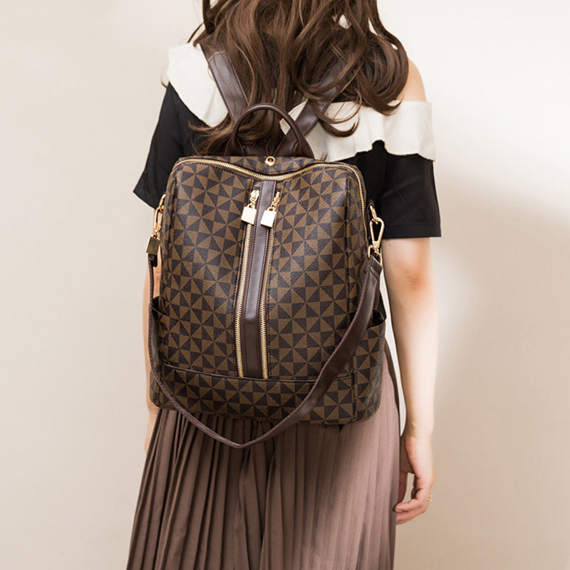 Sac à dos en cuir marron à motifs géométriques porté par une femme. Mode élégante, accessoires tendance, design moderne.
