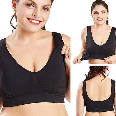 Femme portant un soutien-gorge noir sans couture, dos nageur, confortable, idéal pour le sport et le quotidien. Design moderne et ajustement parfait.