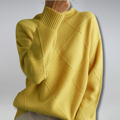 Pull-over jaune en maille texturée avec motif losanges, manches longues, col rond. Mode automne-hiver, vêtement chaud et tendance pour femme.