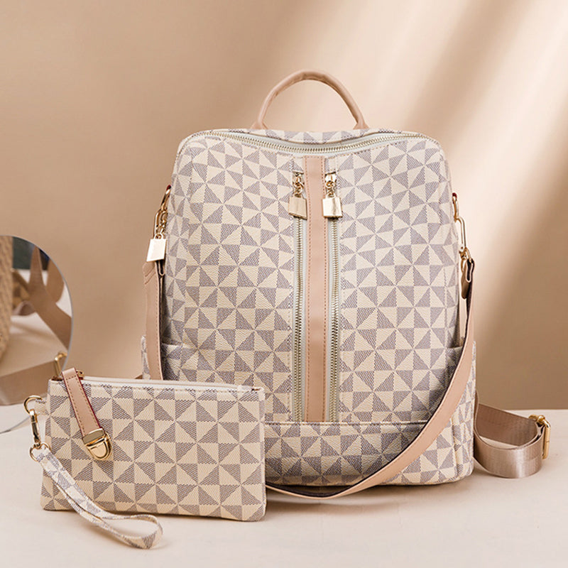 Sac à dos beige à motifs géométriques avec pochette assortie, design moderne, fermetures éclair dorées, idéal pour mode et voyage.