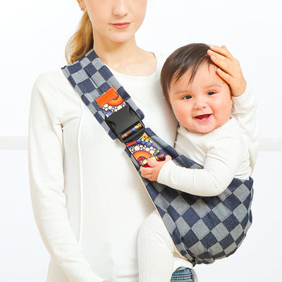 Femme portant un bébé souriant dans un porte-bébé à carreaux bleu et blanc, design ergonomique, confort et sécurité, accessoire parental pratique.
